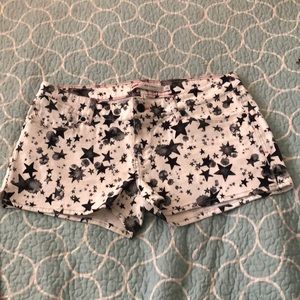 Levi’s Shorts Sz 11 W w/blk stars & pink stitching